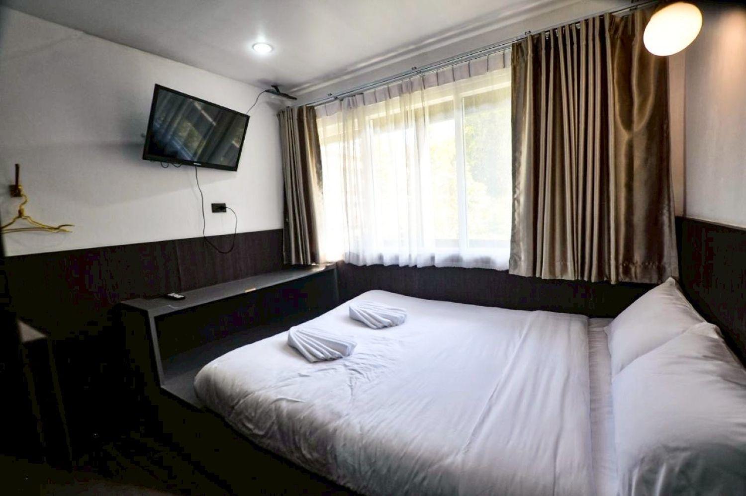 Hostel Four Sisters *