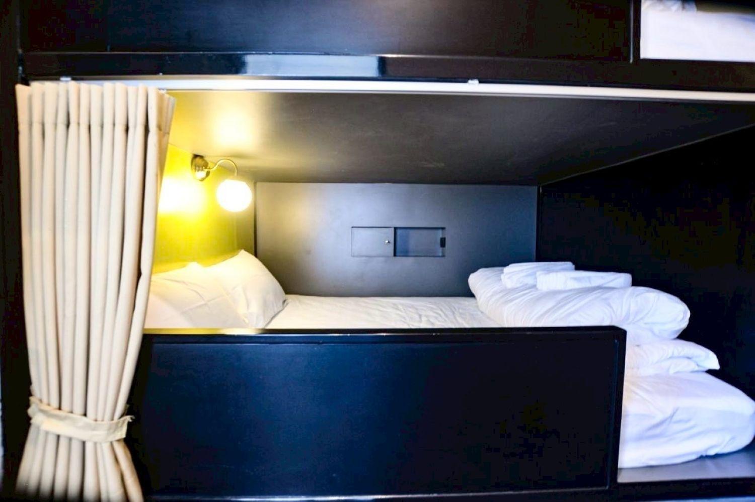 Four Sisters Hostel *